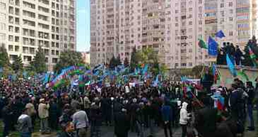 В Баку проходит митинг Национального совета