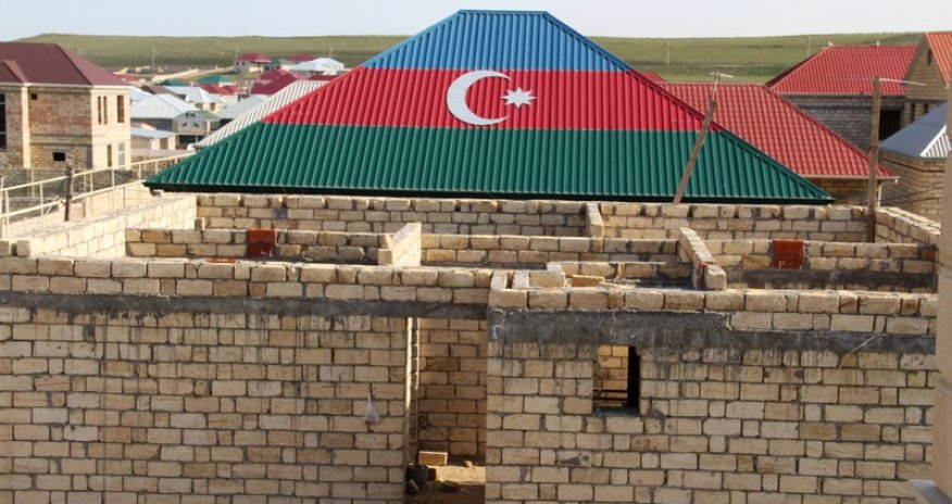 Evinin damını Azərbaycan bayrağı ilə örtdü - ANN.TV