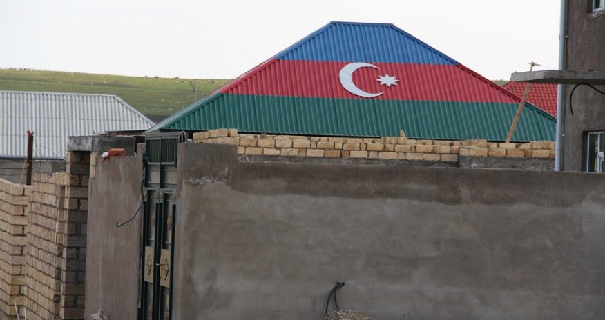 Дом, покрытый флагом Азербайджана