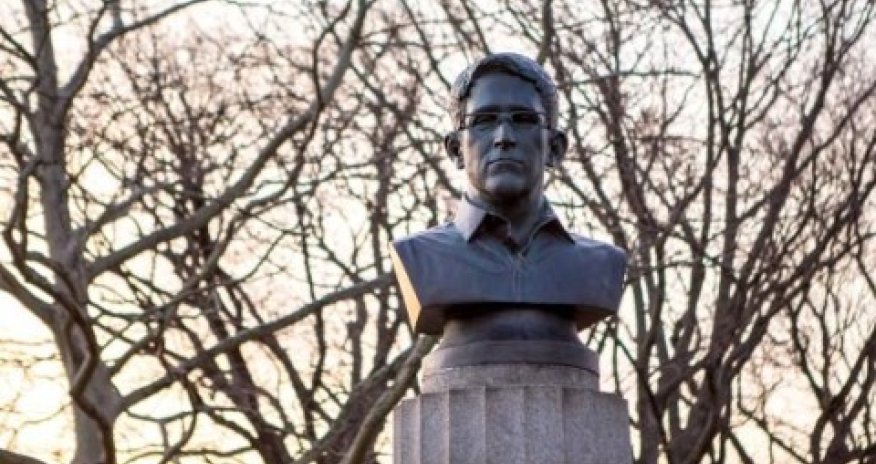 Бюст Сноудену в Нью-Йорке