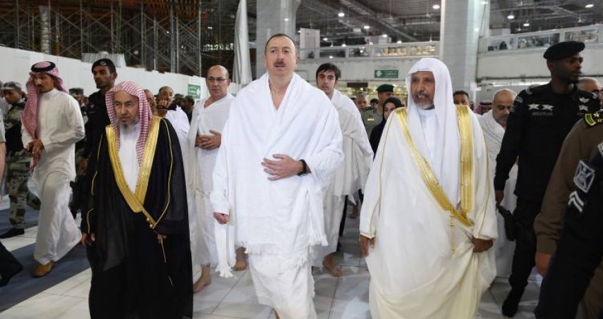 Ильхам Алиев совершил намаз в Каабе