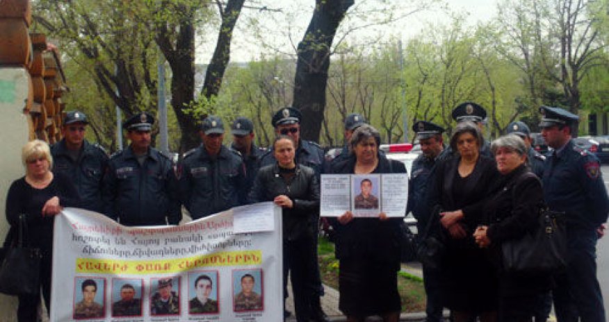 В Ереване протестуют солдатские матери