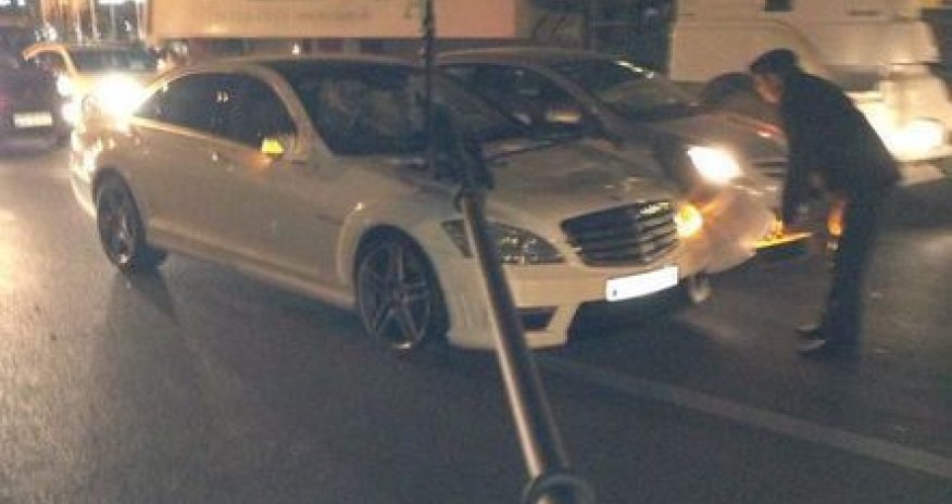 В Баку ветер обрушил столб на автомобиль