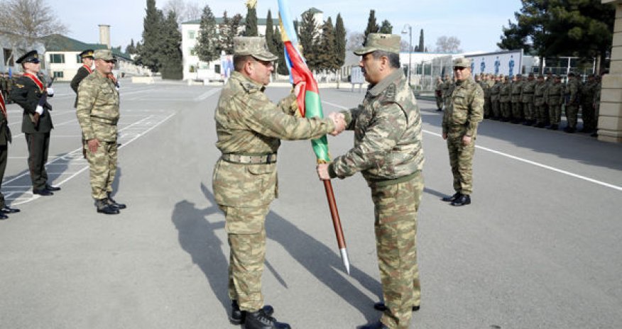 Закир Гасанов вручил боевые знамена