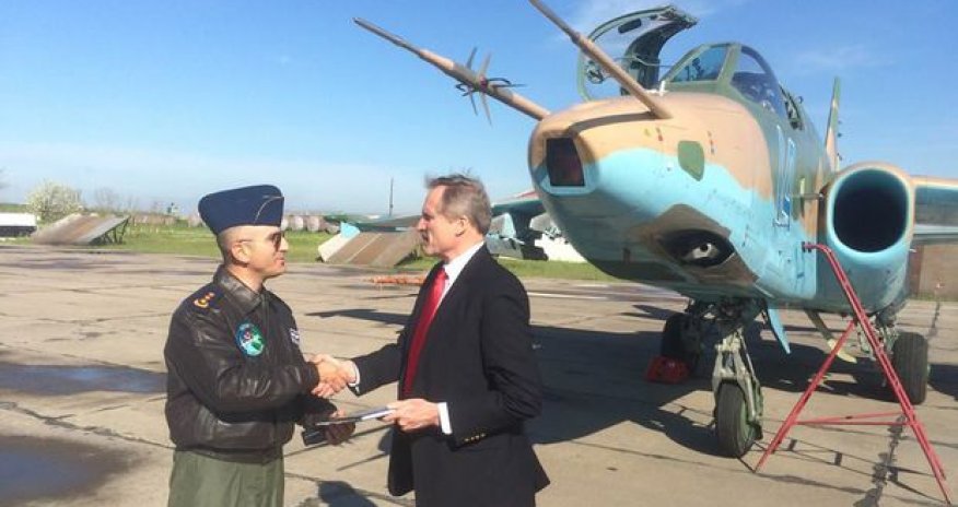 Посол США на авиабазе в Азербайджане