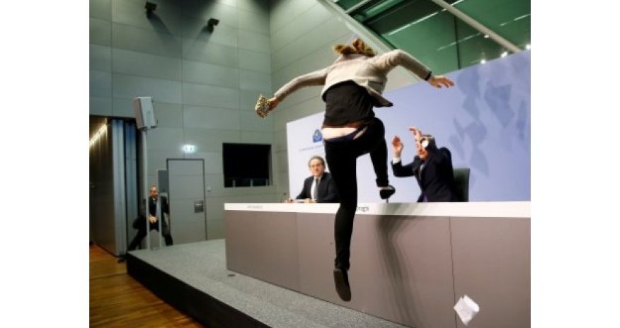 Mərkəzi Bankın sədrinə hücum - VİDEO