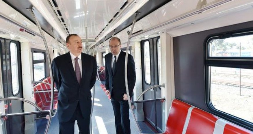 Ильхам Алиев ознакомился с новыми вагонами метро