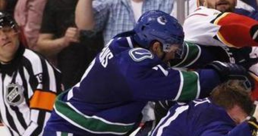 Матч НХЛ завершился массовой дракой