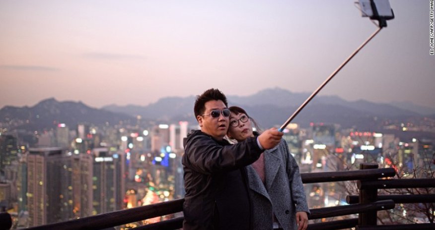 Are travel selfies narcissistic?