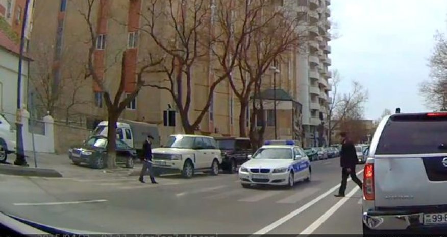 В Баку полицейский «показал пример»