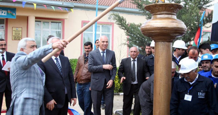 Ровнаг Абдуллаев зажег факел