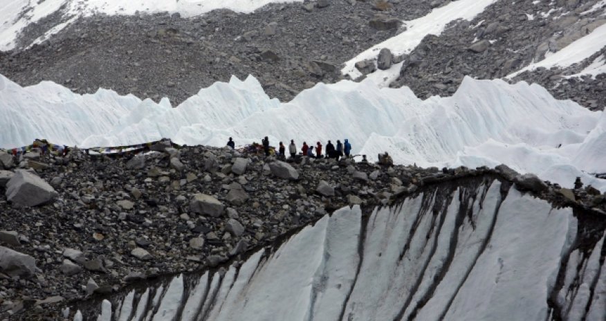 Видео разрушительной лавины на Эвересте