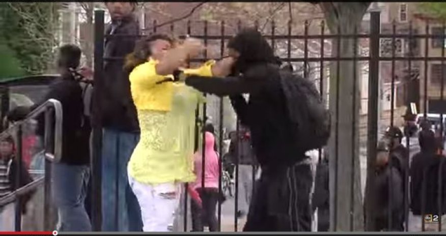 Мать избила митингующего сына