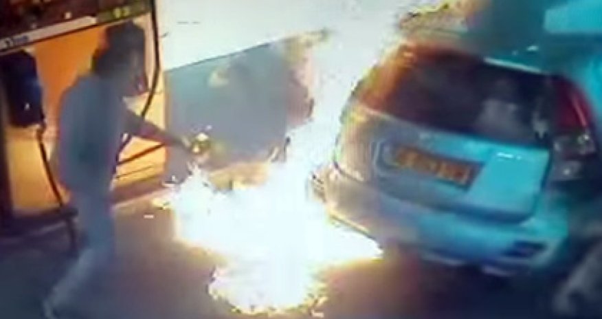 Женщина подожгла заправку из-за отказа угостить ее сигаретой