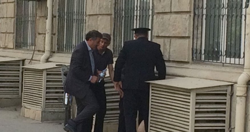 Polisin şərxoş şəxsə gücü çatmadı - FOTOLAR+VİDEO