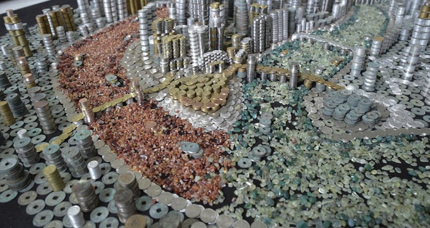 Man painstakingly stacks up 50,000 coins to create a spectacular model of his hometown