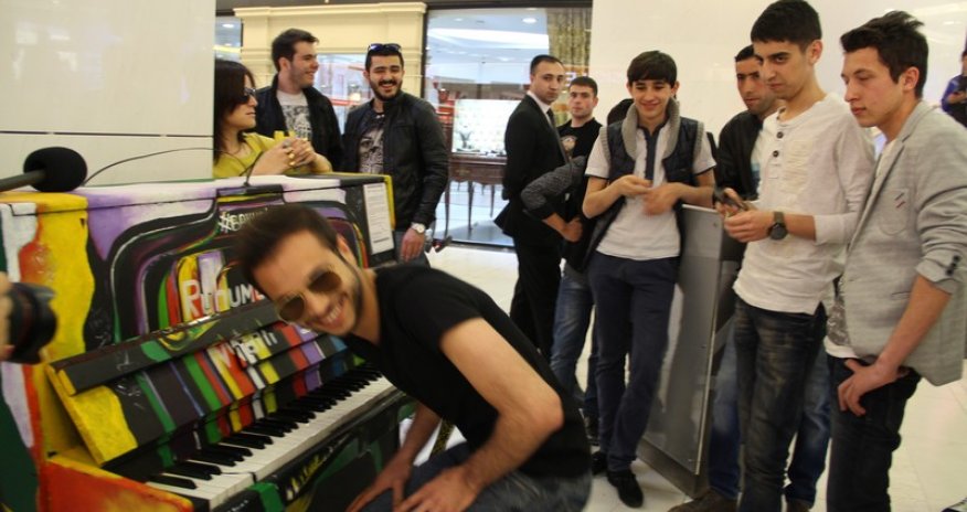 NO COMMENT:«Сыграй на мне, и я буду твоим»