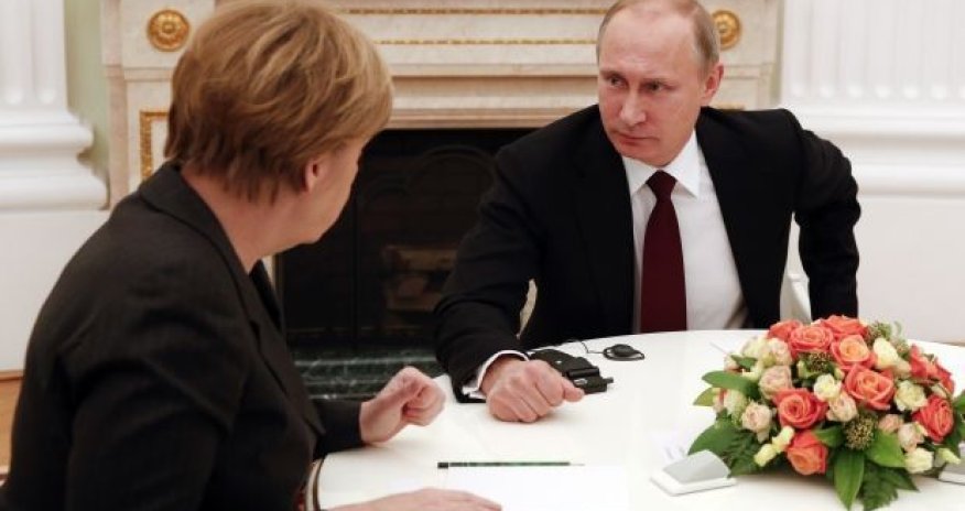 Putin Merkellə Kremldə görüşdü