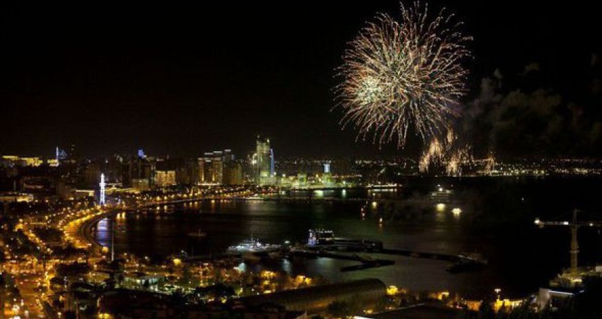 Bakıda möhtəşəm atəşfəşanlıq oldu - FOTOLAR
