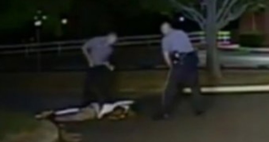 В США полицейский ранил афроамериканца, вызвавшего помощь по 911