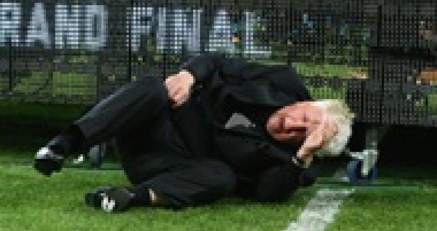 Президент упал с подиума