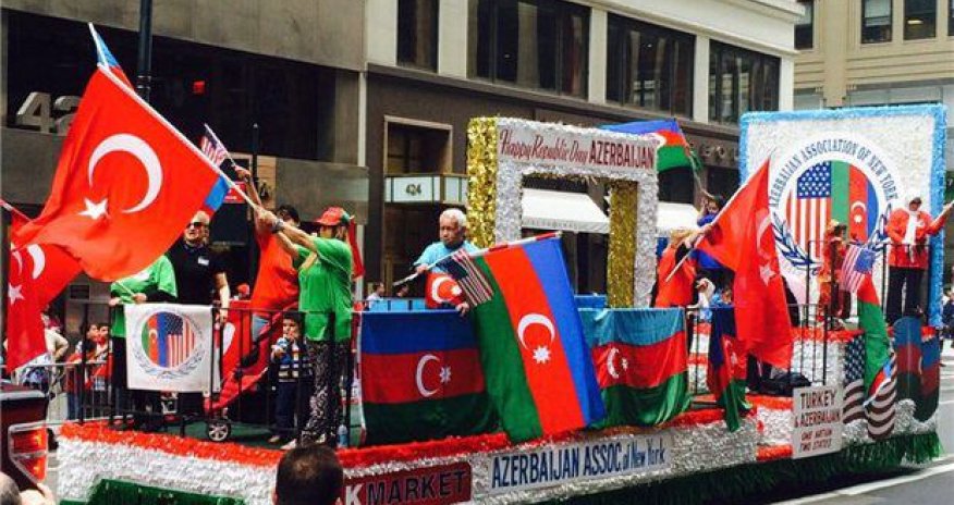 Шествие с азербайджанским флагом в Нью-Йорке
