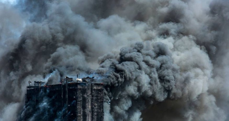 МЧС спасает жителей горящего здания. Привлечен вертолет