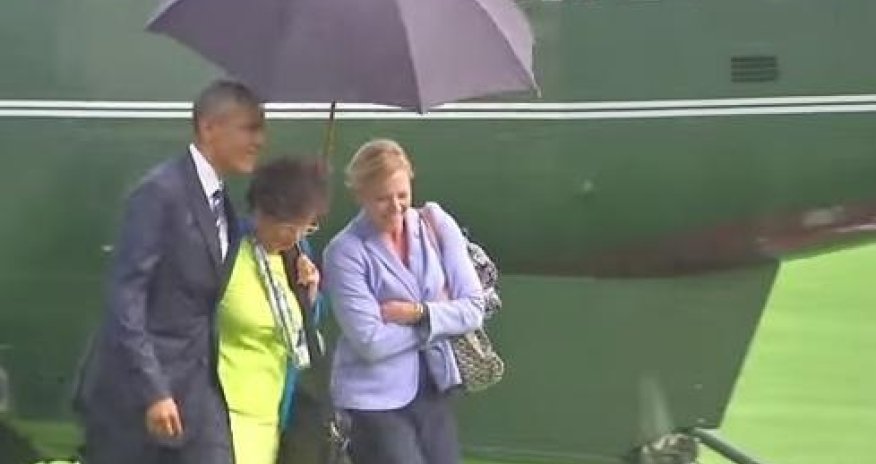 Обама спас от ливня своих сотрудниц