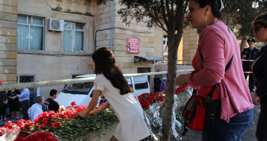 В Баку почтили память погибших при пожаре