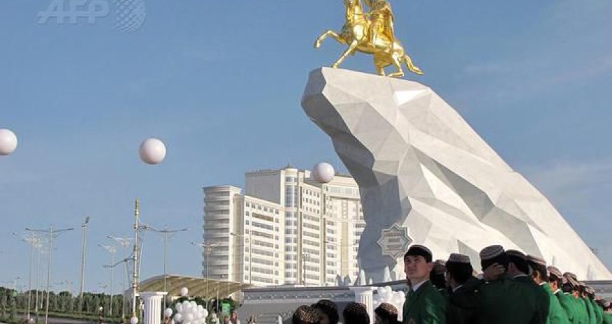 Позолоченный памятник президента