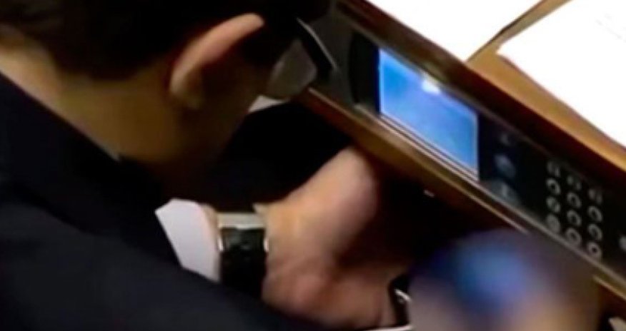 Депутат смотрел порно на заседании парламента