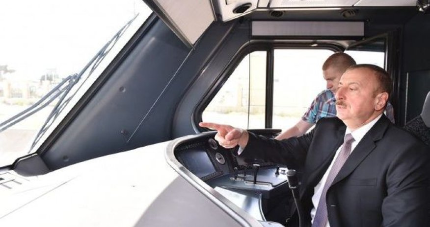 İlham Əliyev Bakıya gətirilən yeni elektrik qatarı ilə tanış oldu