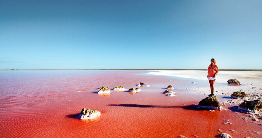 Martian-like salt water lake in Ukraine captured in series of stunning photographs