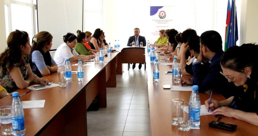 Təhsildən kənarda qalan qız uşaqları ilə bağlı problem gündəmə gətirildi