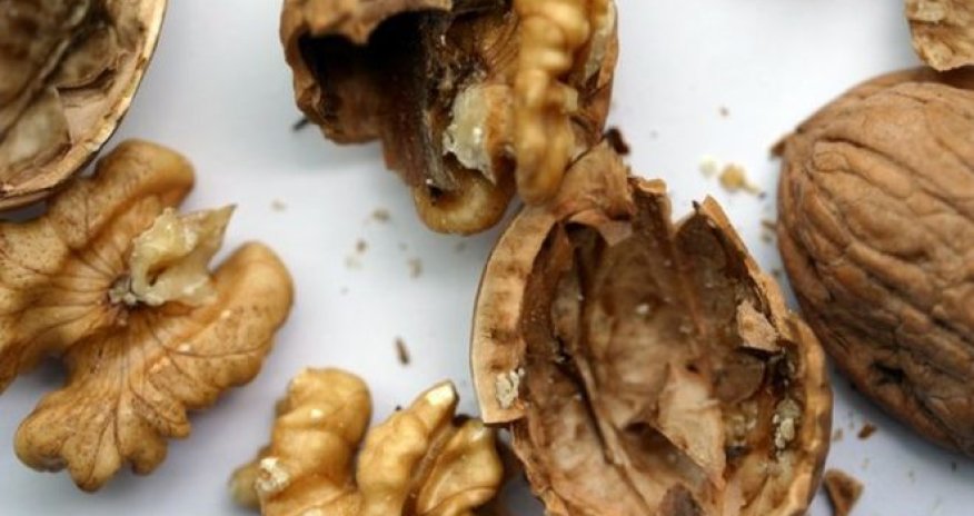 Nuts 'protect against early death'