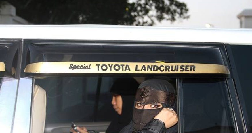 Saudi Arabia is to lift laws that ban women from travelling without a man's permission