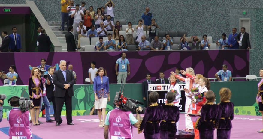 Birinci xanım Mariya Stadnikə qızıl medalı təqdim etdi - Fotolar