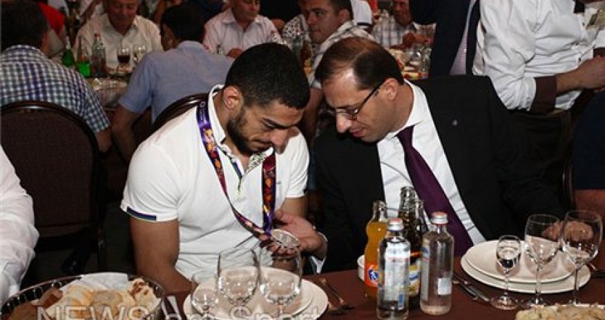 Bakıdan qayıdan ermənilərə kef məclisi... - FOTOLAR