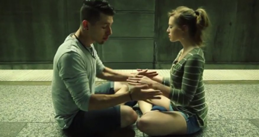 Metroda rəqs edən cütlük internetdə fenomen oldu - VİDEO