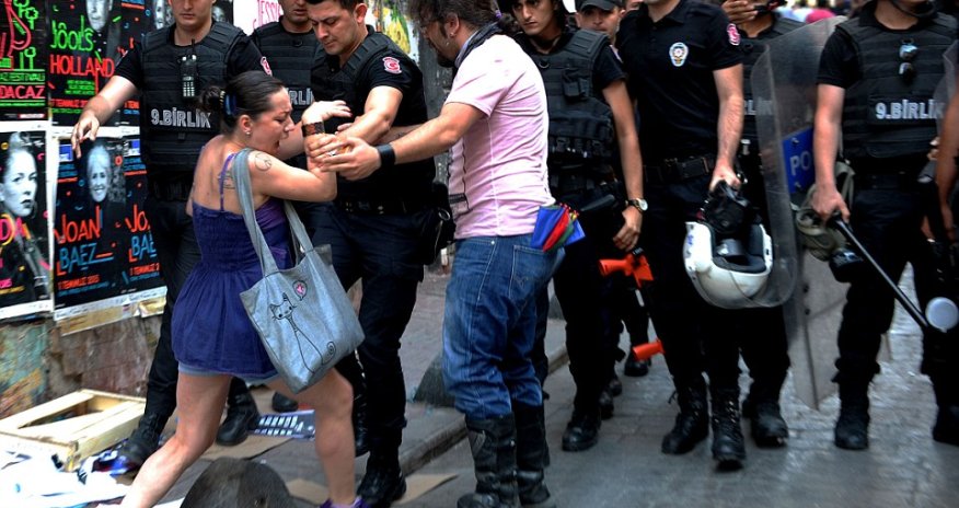 Gay Pride march in Istanbul turns violent
