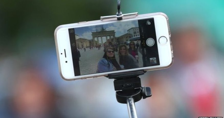 Disney confirms selfie stick ban at theme parks