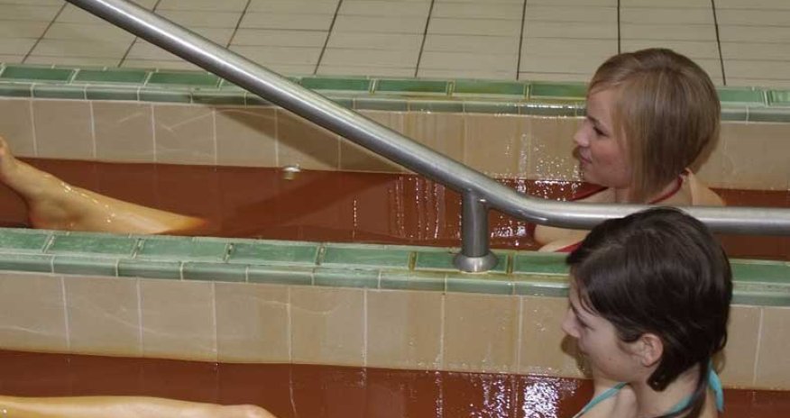 Reuters TV: Azerbaijan spa treats customers in crude oil baths