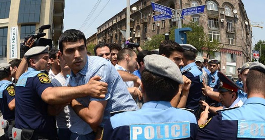 Ermənistanda aksiyada zorakılıq edən polislərə cinayət işi açıldı