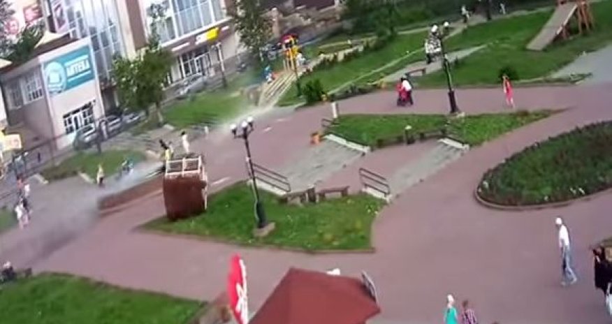 Ветер сдул беседку с человеком