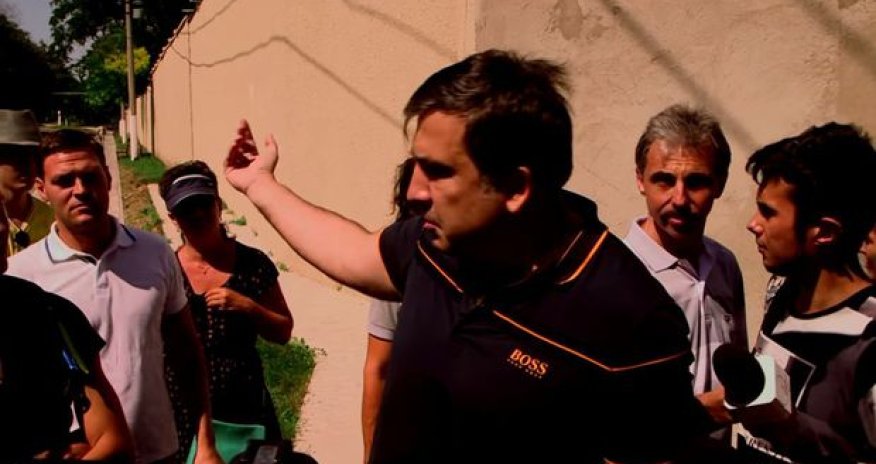 Саакашвили борется со стенами