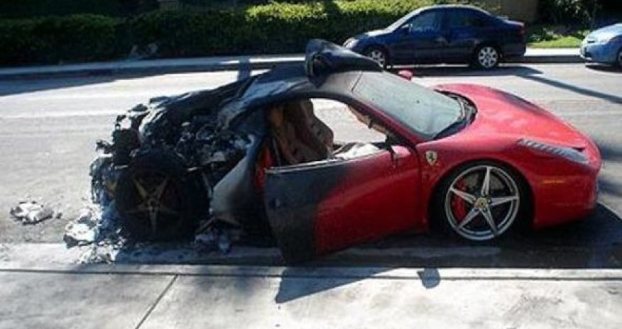 В центре столицы сгорела «Феррари»