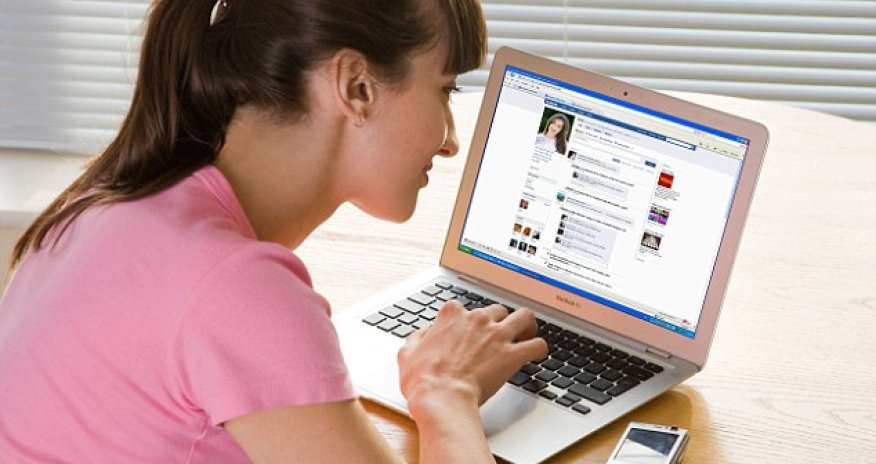 Boasting about your relationship on Facebook is key to keeping your lover