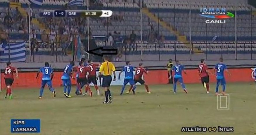 Неприличный жест футболиста