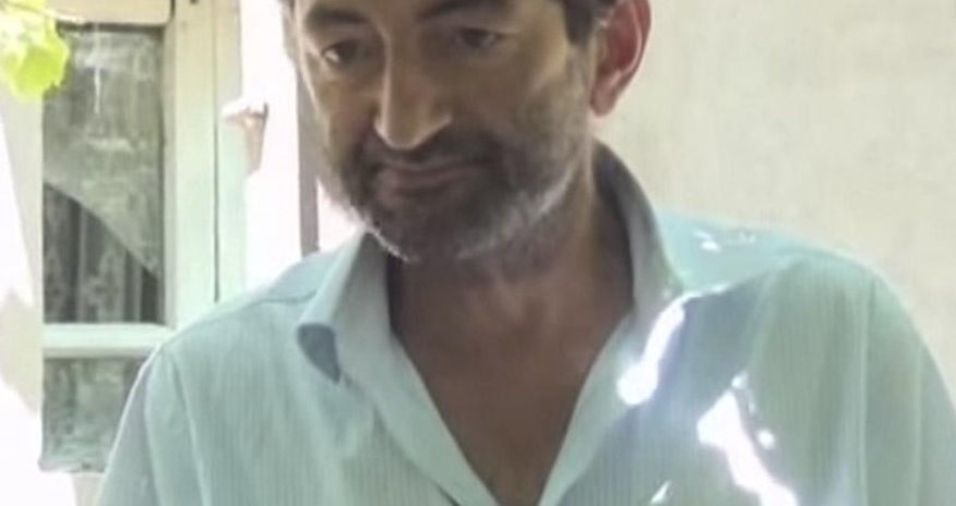 Житель Агстафы ест стекло