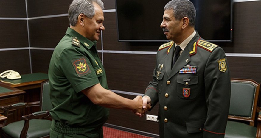 Azeri, Russian defense ministers discuss regional security, ties